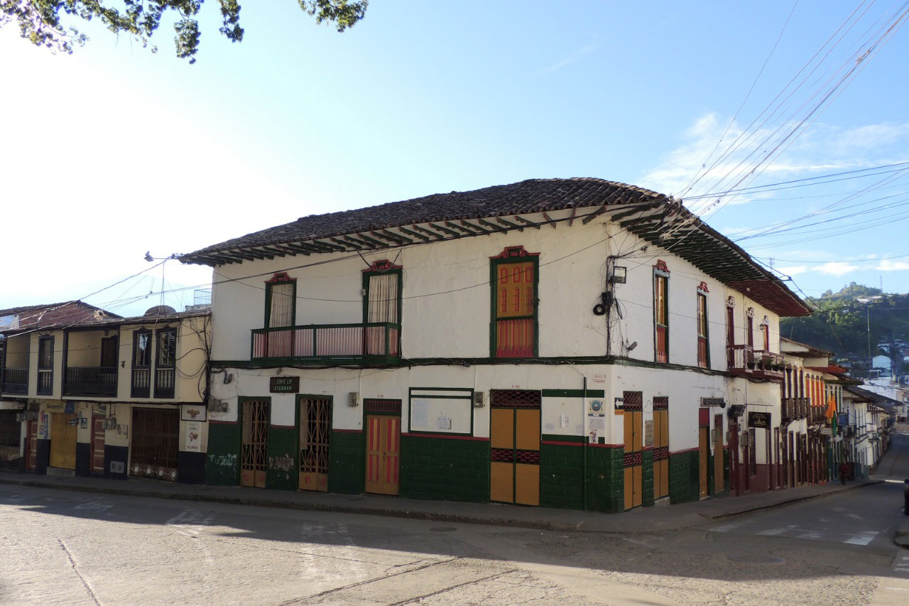 esquina la cigarra