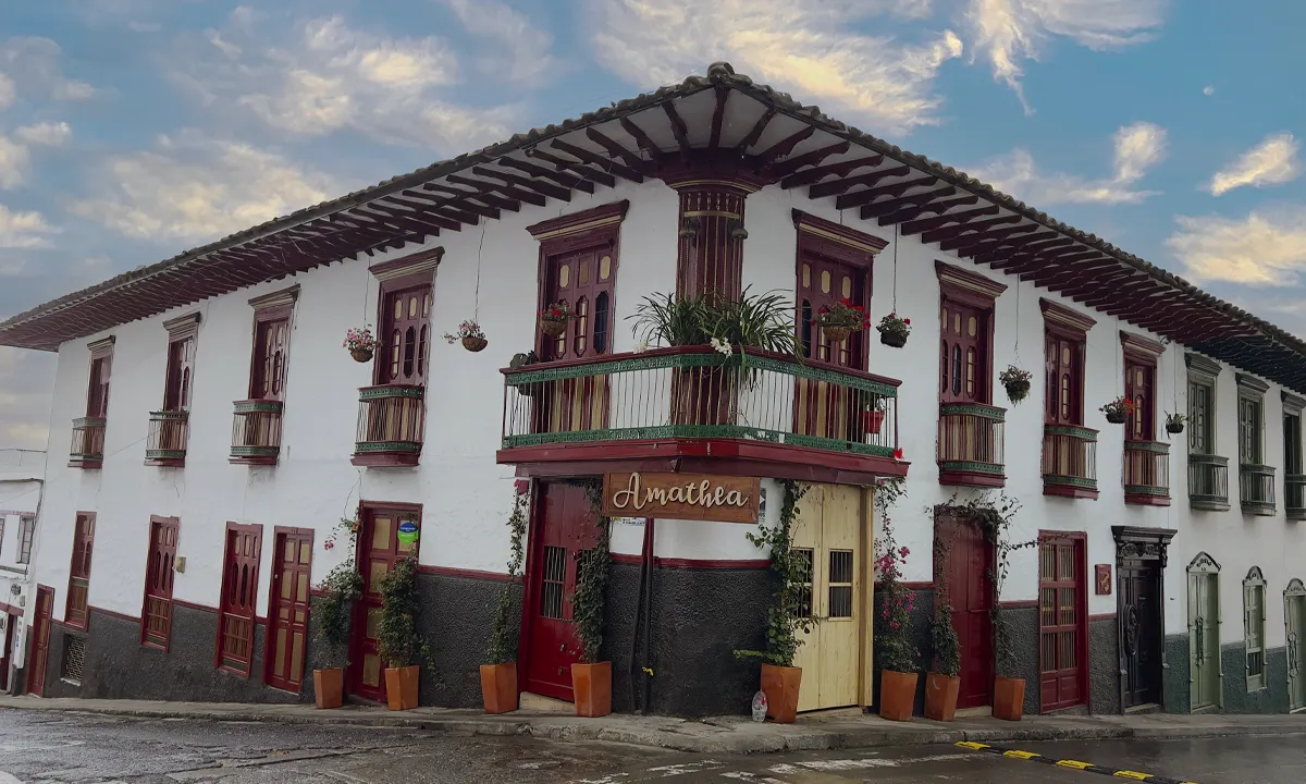 Casa patrimonial Salamina balcones tallados flores arquitectura tradicional turismo cultural y patrimonial en el Norte de Caldas