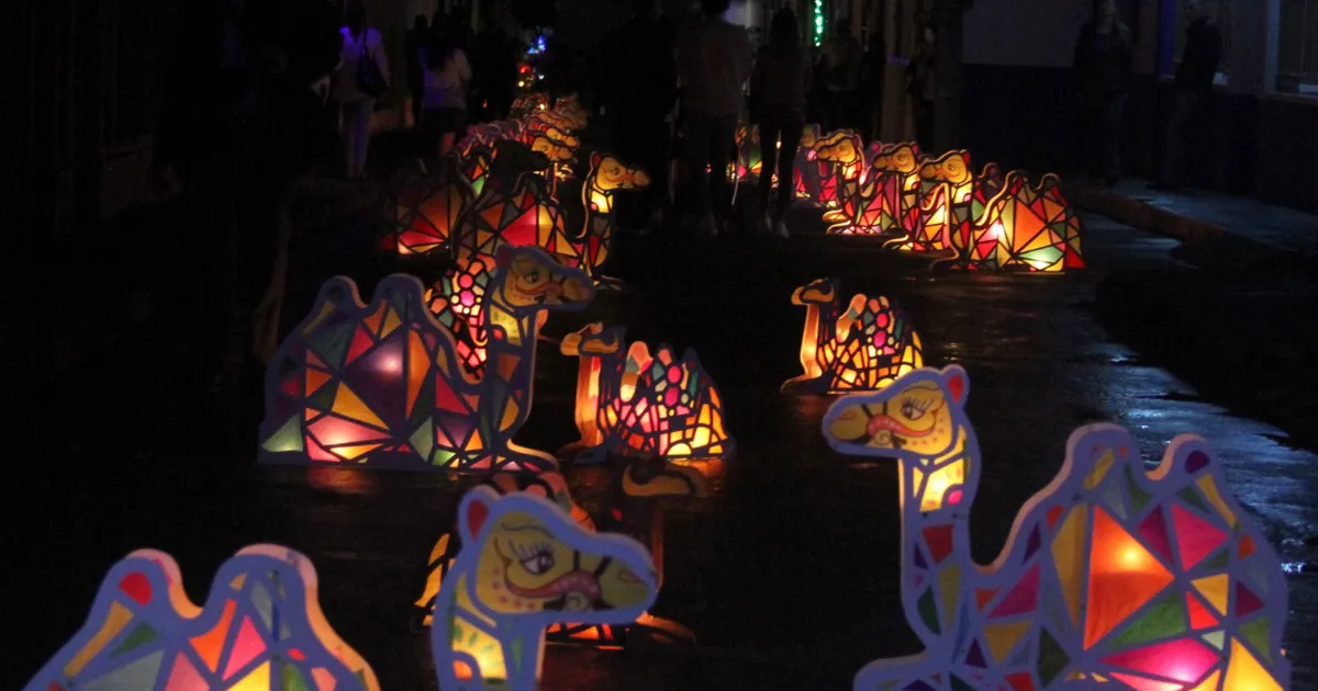 Faroles iluminando las calles coloniales en la Noche del Fuego de Salamina