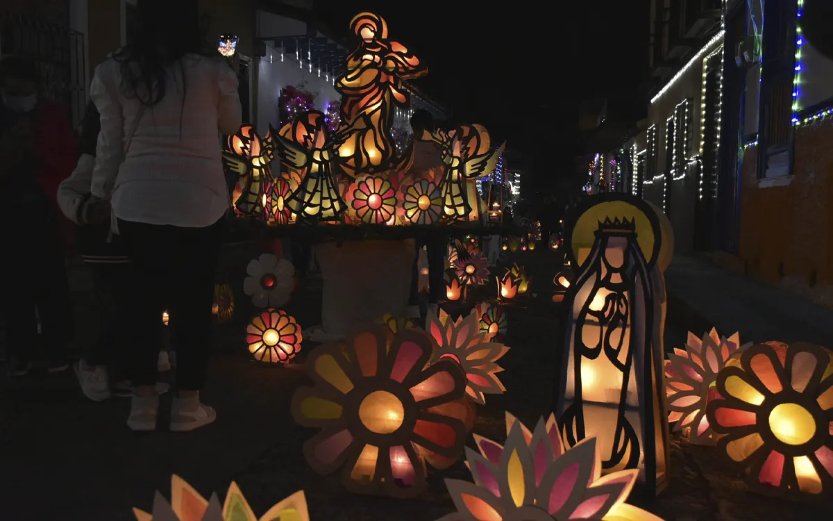 Faroles artesanales y figura de la Virgen María iluminan las calles de Salamina