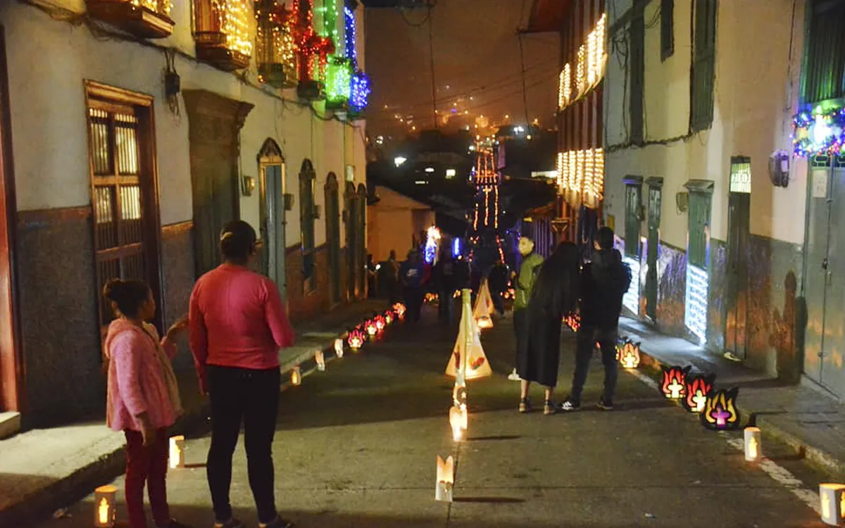 Calle de Salamina iluminada con velas y decoraciones festivas