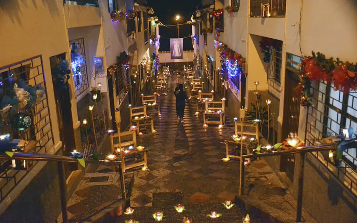 Calle empedrada decorada con velas y sillas durante la Noche del Fuego
