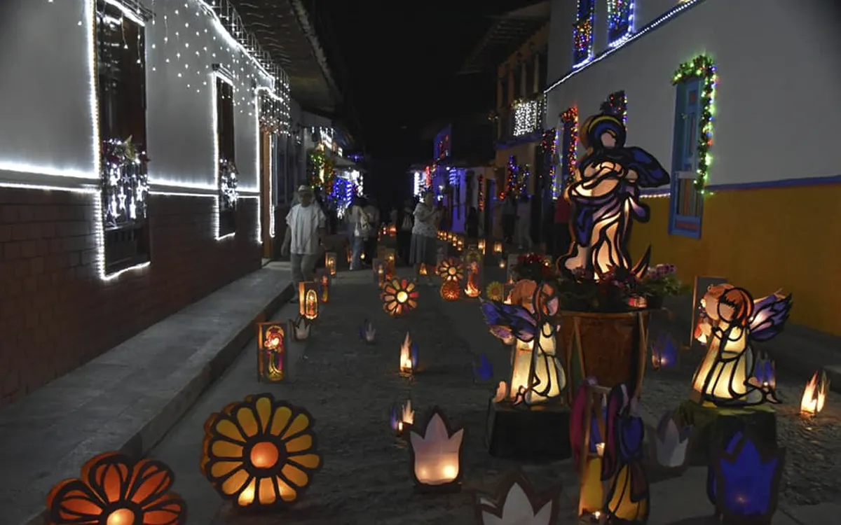 Faroles de ángeles y flores decoran calle colonial en la Noche del Fuego