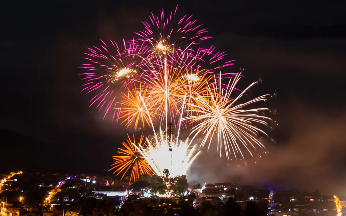: Fuegos artificiales iluminan el cielo nocturno sobre Salamina durante la Noche del Fuego