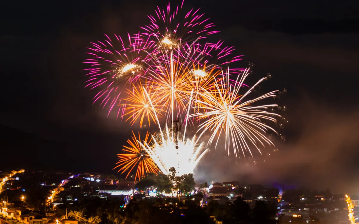 Cascada de fuegos artificiales en la Noche del Fuego de Salamina