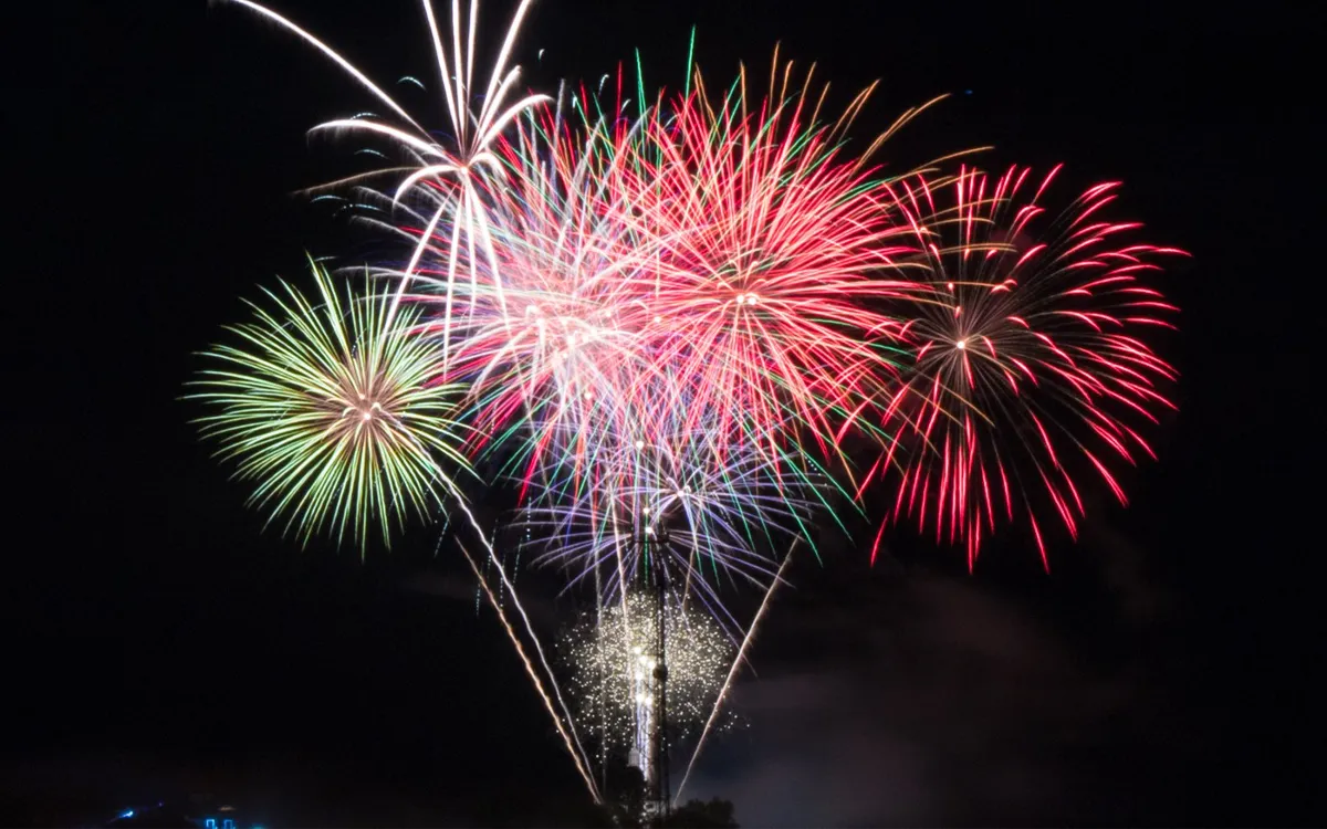 Abanico de fuegos artificiales en la Noche del Fuego sobre Salamina